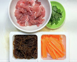 豚こま肉とモズクと人参のトロトロ炒め作り方1写真
