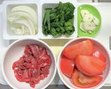 牛肉とトマトとニラの炒め煮作り方1写真