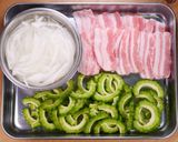 豚バラとゴーヤと玉ねぎのおかか和えサラダ作り方1写真