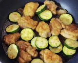 ☆鶏もも肉とズッキーニの甘辛炒め☆作り方4写真