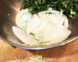 サバ缶、玉ねぎ、小松菜のたまごとじ作り方1写真
