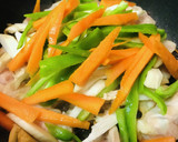 鶏もも肉と野菜のめんつゆ＆ソース炒め作り方2写真