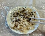 鰹節と塩昆布の麺つゆ混ぜ混ぜおにぎり作り方5写真