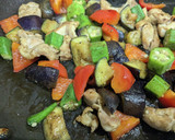 簡単！鶏もも肉と夏野菜の白だし炒め作り方2写真