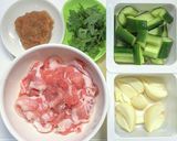 豚バラ肉とニンニクとキュウリの梅シソ炒め作り方1写真