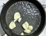 豚バラ肉とニンニクとキュウリの梅シソ炒め作り方2写真