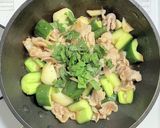 豚バラ肉とニンニクとキュウリの梅シソ炒め作り方5写真