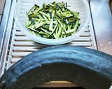 ズッキーニの皮の塩炒め作り方2写真