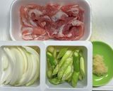 豚コマ肉とアスパラガスと玉ネギの味噌炒め作り方1写真