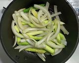 豚コマ肉とアスパラガスと玉ネギの味噌炒め作り方3写真