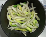 豚コマ肉とアスパラガスと玉ネギの味噌炒め作り方3写真