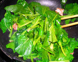 エビとほうれん草の彩り炒め作り方4写真