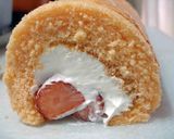 米粉 de ピンクの苺ロールケーキ・。☆作り方13写真