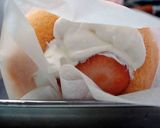 米粉 de ピンクの苺ロールケーキ・。☆作り方11写真