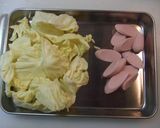 ｷｬﾍﾞﾂとｿｰｾｰｼﾞのお味噌汁.*゜作り方1写真