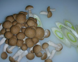 酒のつまみにも♪しめじとネギの炒め物作り方1写真