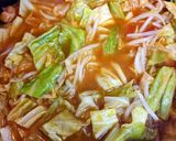 簡単ランチ！卵キャベツもやしトマトスープ作り方5写真