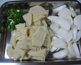 新玉ねぎと竹の子の焼肉たれ炒め作り方1写真