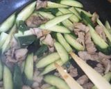 豚ばら肉とキュウリの炒め物(中国風味)作り方7写真
