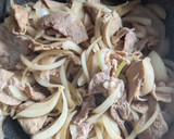 簡単★豚こま肉と玉ねぎの焼肉のたれ炒め作り方3写真