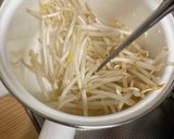 ひと手間：味噌汁のもやしは切る。作り方1写真