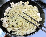 水菜と鶏胸肉で焼きうどん作り方2写真