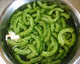 ☆ビタミンＣ豊富♪生ゴーヤの胡麻サラダ☆作り方1写真