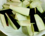 材料はナスとニンニクのみ☆ウマ辛炒め物作り方1写真