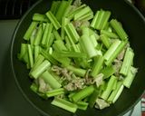 ★簡単♪　うるいと豚肉のシャキシャキ炒め作り方3写真