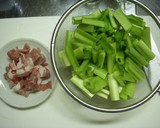 ★簡単♪　うるいと豚肉のシャキシャキ炒め作り方1写真