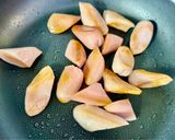 節約爆弾！ギョニソと根菜のカレー炒め作り方3写真