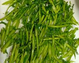 春菊の茎のオイスターソース炒め作り方1写真