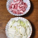 まるで豚丼?!【豚と玉ねぎの炊き込みご飯】作り方1写真