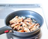 旨味たっぷり【バターガーリック手羽焼き】作り方6写真