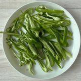 おつまみ♪カリカリ鶏皮とピーマンの塩炒め作り方1写真