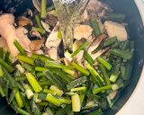 捨てないで！鶏皮で作る「旨み爆発スープ」作り方1写真