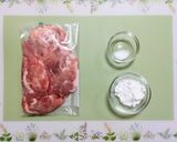 簡単夕飯主菜小松菜と舞茸と豚こまのバター醬油炒め作り方1写真