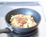 カリフラワーソーセージのガリバタ醤油炒め作り方4写真