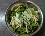 のびるの茎と豚肉の醤油麹炒め作り方2写真