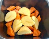 節約爆弾！ギョニソと根菜のカレー炒め作り方1写真