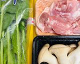 鶏もも肉とほうれん草、きのこのパスタ🍝作り方1写真