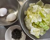 キャベツと卵の塩昆布炒め作り方1写真