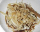冷凍ハンバーグ☆新玉ときのこの和風ソース作り方4写真