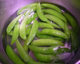 スナップえんどうとトマトのにんにく炒め作り方1写真