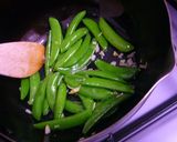 スナップえんどうとトマトのにんにく炒め作り方4写真