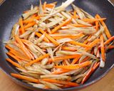 カリカリ鶏皮がうまい🤭節約きんぴらごぼう作り方3写真