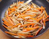 カリカリ鶏皮がうまい🤭節約きんぴらごぼう作り方3写真