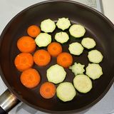 焼きズッキーニと人参のにんにくマヨ作り方1写真