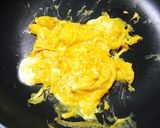 ピリ辛ソースでナポリタン風オムライス！作り方5写真