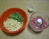 豚ひき肉とじゃがいもといんげんの塩炒め作り方1写真